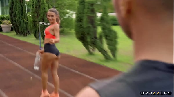 Safadinha atleta mostrando como transar com jovem