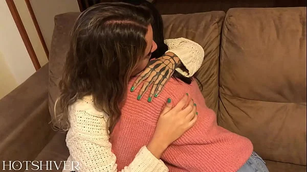 Amigas malandrinhas compartilhando rola no ménage